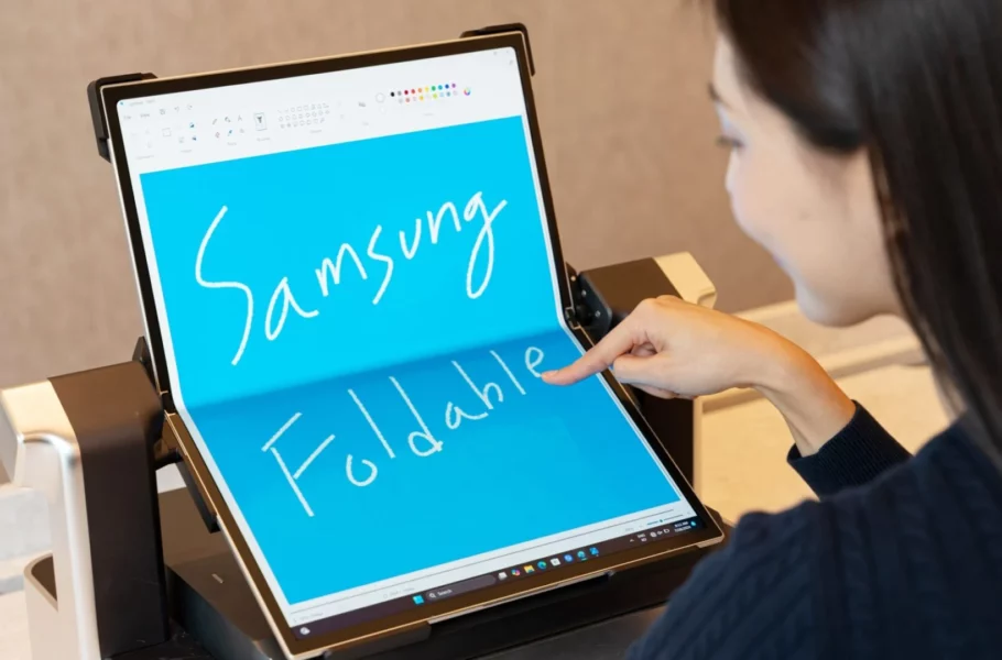 سامسونگ از نمایشگر تاشو غول‌پیکر ۱۸.۱ اینچی OLED پرده برداشت