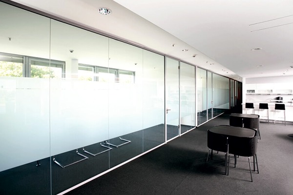 پارتیشن شیشه ای | تبدیل فضای کاری کوچک به حرفه ای و کارآمد