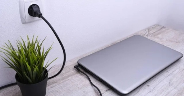 چرا شارژر لپ‌ تاپ داغ می‌شود؟ بررسی علت‌ها + راهکارهای عملی و مطمئن