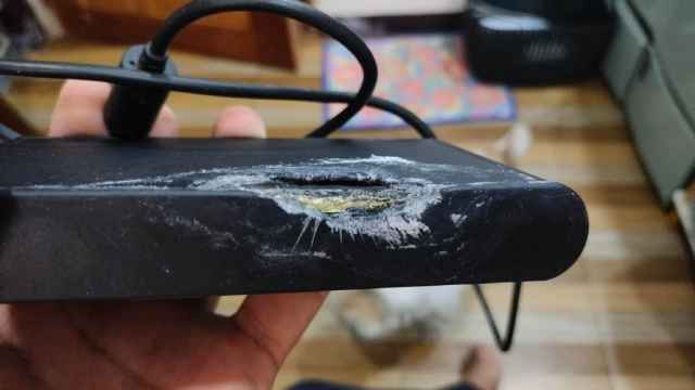 چرا شارژر لپ تاپ داغ میشود؟ بررسی علتها + راهکارهای عملی و مطمئن سوختن شارژر لپتاپ