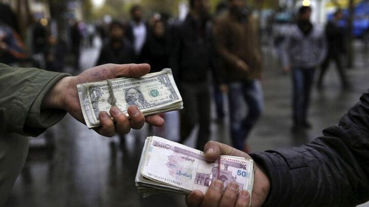 سبقت عرضه ارز از تقاضا در بازار، بدون کاهش قیمت | چرا حذف ارز ترجیحی کار ساز نشد؟
