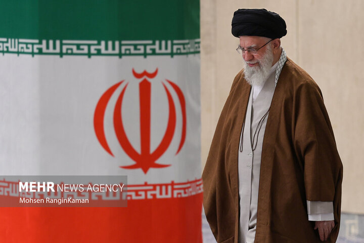 امروز پرچم انقلاب بر زمین نخواهد افتاد