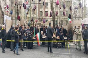 تجمع هنرمندان مقابل دفتر یونیسف؛ میناب برای ایران جان داد