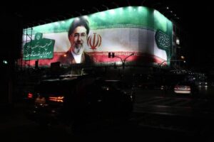 دیوارنگاره خیابان ولیعصر (عج) با طرحی از رهبر جدید انقلاب 