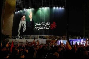 «رهبر شهید» روی دیوارنگاره میدان ولیعصر (عج) نقش بست
