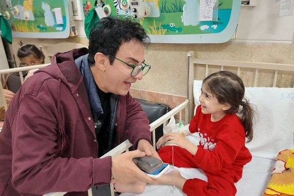 عمو پورنگ به عیادت کودکان مجروح جنگ تحمیلی رفت
