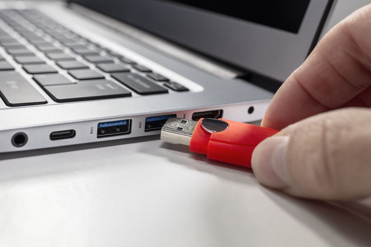 اخطار: هر چیزی را به پورت USB لپتاپ خود وصل نکنید! اخطار: هر چیزی را به پورت USB لپتاپ خود وصل نکنید!