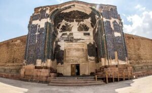 تعرض به چهارطاقی پیرپنهان لار؛ غارتگران در پی گنج