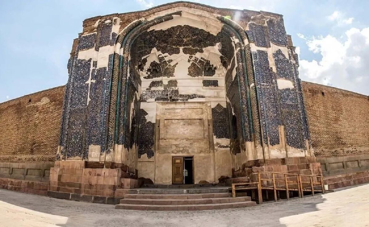 تعرض به چهارطاقی پیرپنهان لار؛ غارتگران در پی گنج