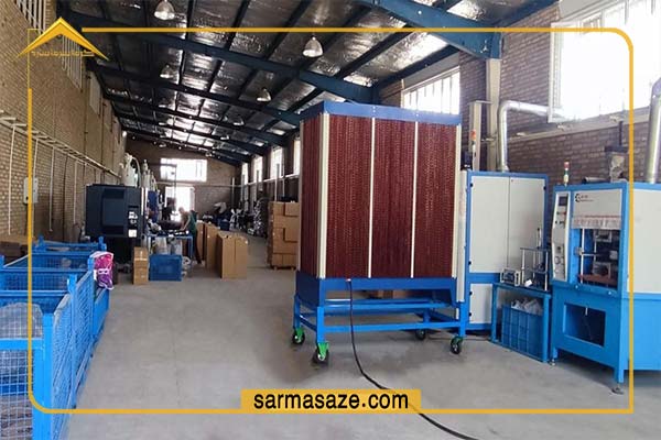 کولر صنعتی چیست و چه کاربردی در سوله و کارخانه دارد؟ نمایی از کولر صنعتی آکسیال در کارگاه