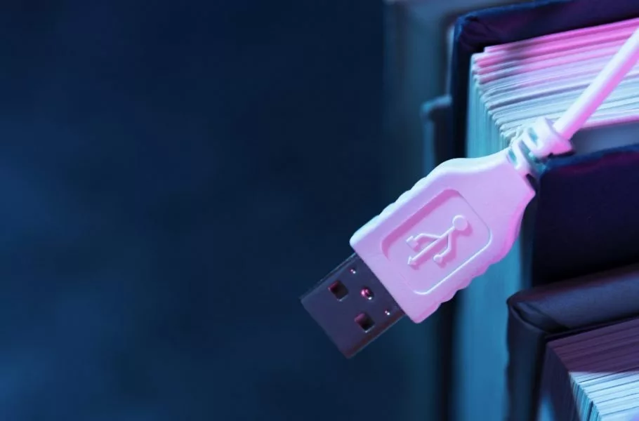 تولد USB و نفرین سه بار چرخاندن: داستان اختراعی که جهان را به هم متصل کرد، اما خالقش را ثروتمند نکرد
