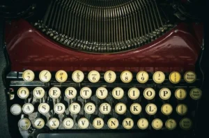 معمای QWERTY: می‌دانستید کیبورد شما برای کند کردن سرعت تایپ طراحی شده است؟