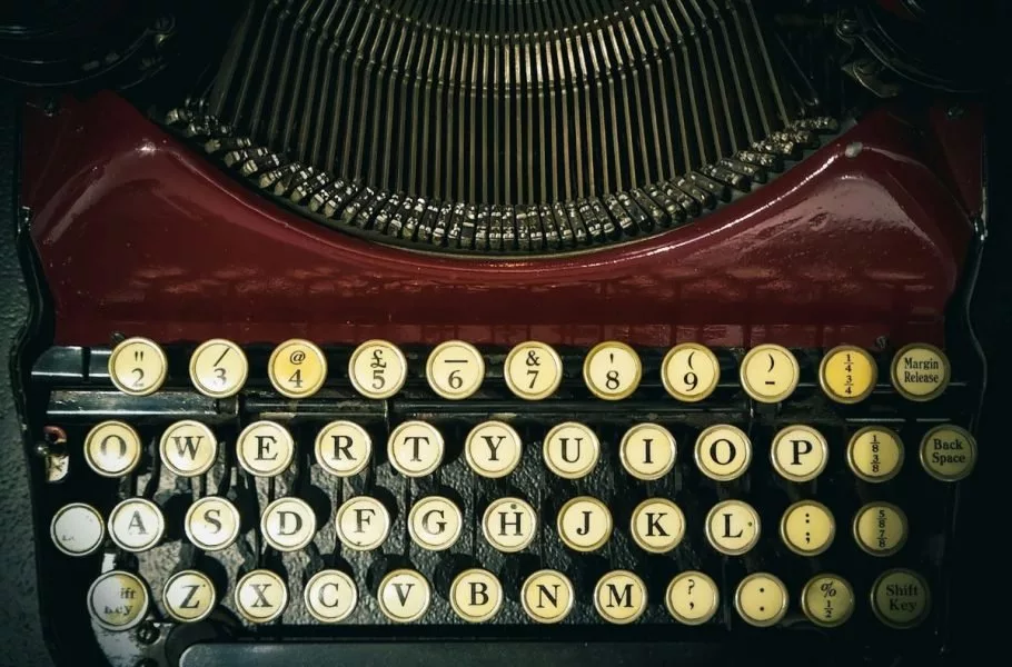 معمای QWERTY: می‌دانستید کیبورد شما برای کند کردن سرعت تایپ طراحی شده است؟