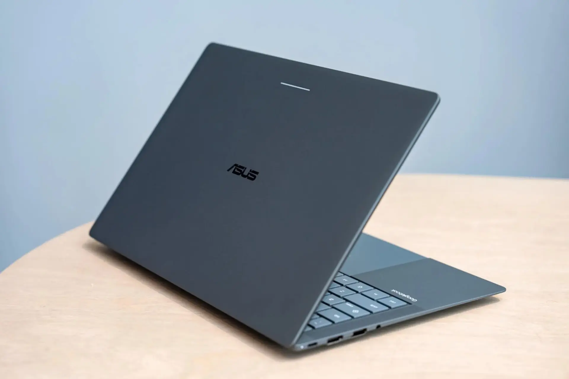 آغاز عصر گوگلبوک؛ با اولین لپتاپهای اندرویدی نسل جدید آشنا شوید لپتاپ ایسوس (ASUS) با بدنه خاکستری روی میز چوبی