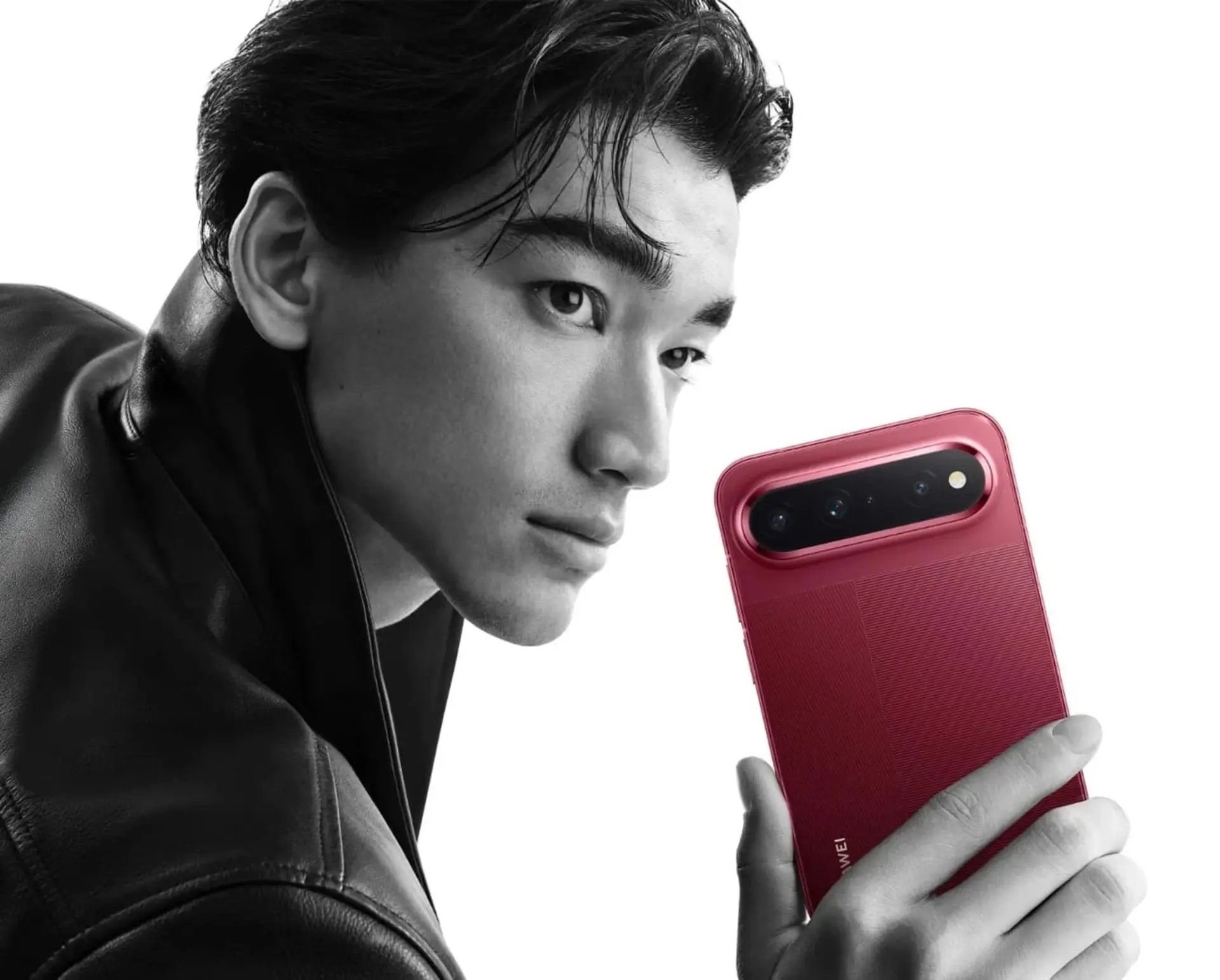 این گوشی در یک روز ۱۸۰ هزار خریدار پیدا کرد! گوشی هوشمند هواوی (Huawei) Pura X View با نمایشگر عریض در دست مرد