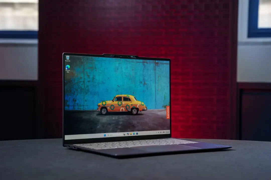 لپ‌تاپ لنوو (Lenovo) ThinkBook Ultra Concept با طراحی بسیار باریک روی میز