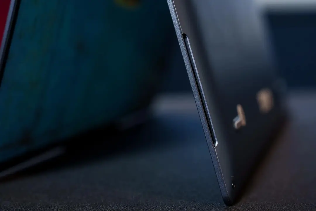 لپ‌تاپ لنوو (Lenovo) با بدنه بسیار باریک و ورودی‌های هوای جانبی