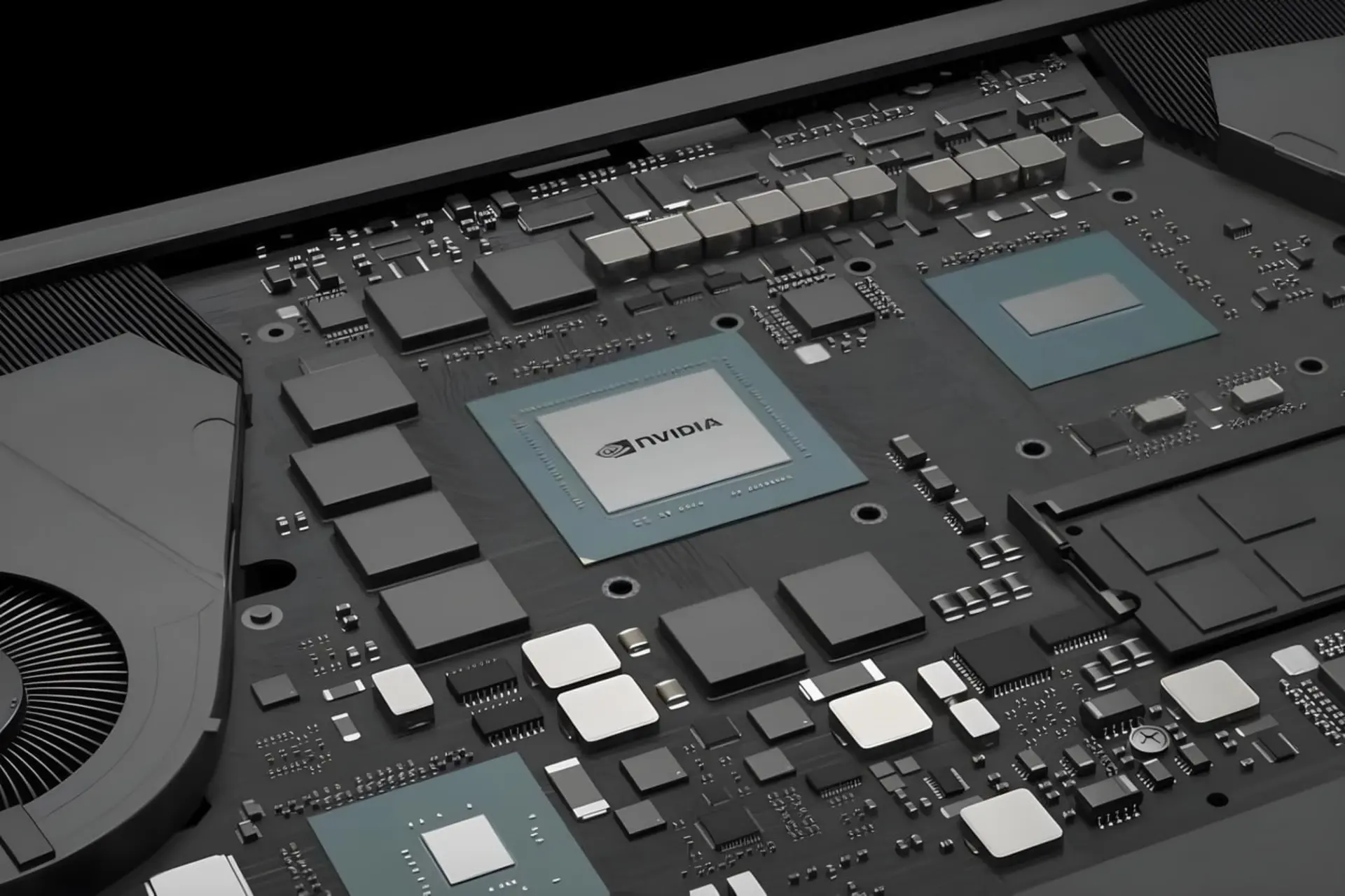 تراشه گرافیکی انویدیا (NVIDIA) در مرکز برد مدار چاپی کارت گرافیک