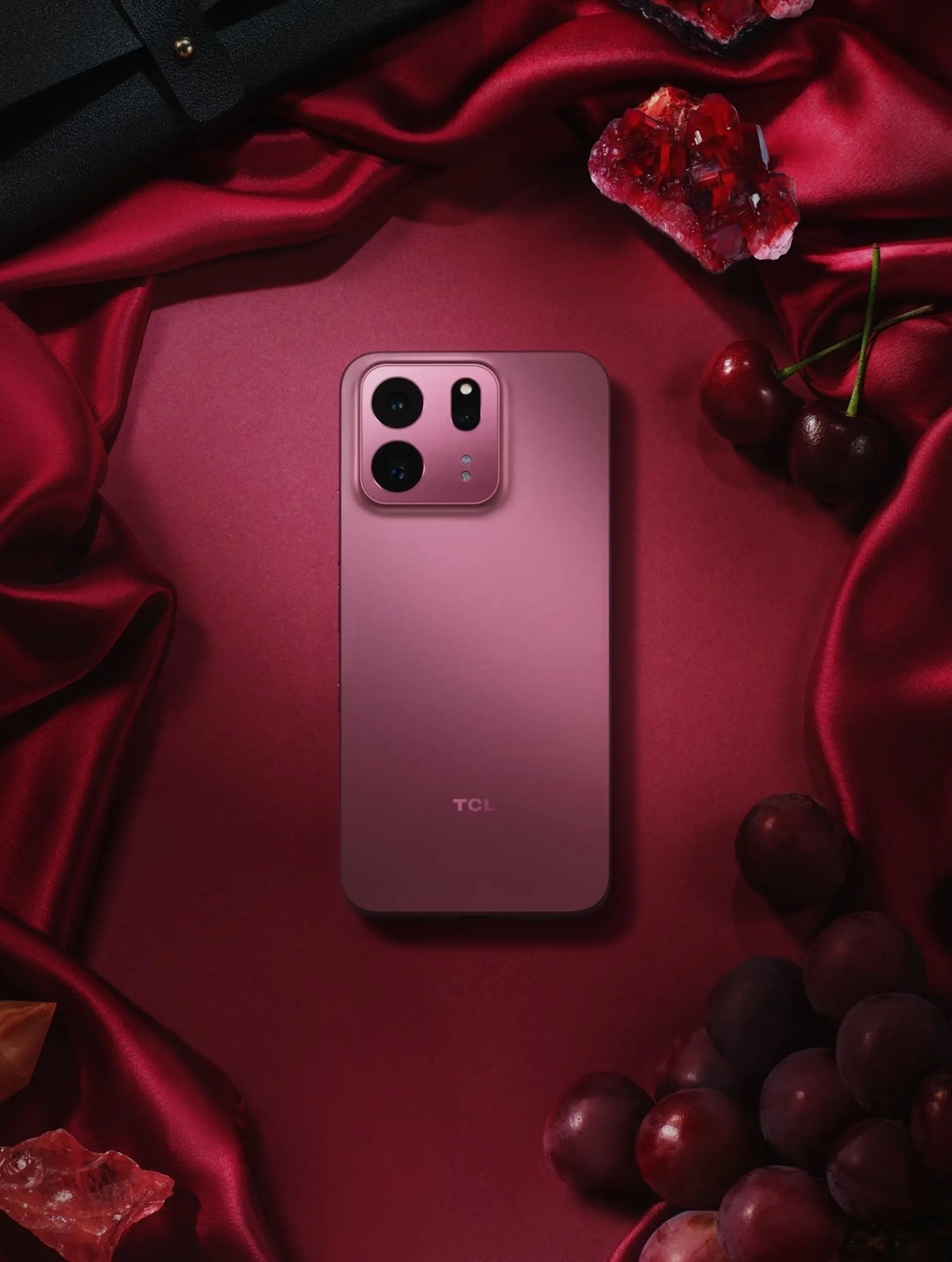 گوشی هوشمند TCL P80 Ultra با بدنه بنفش و دوربین‌های بزرگ